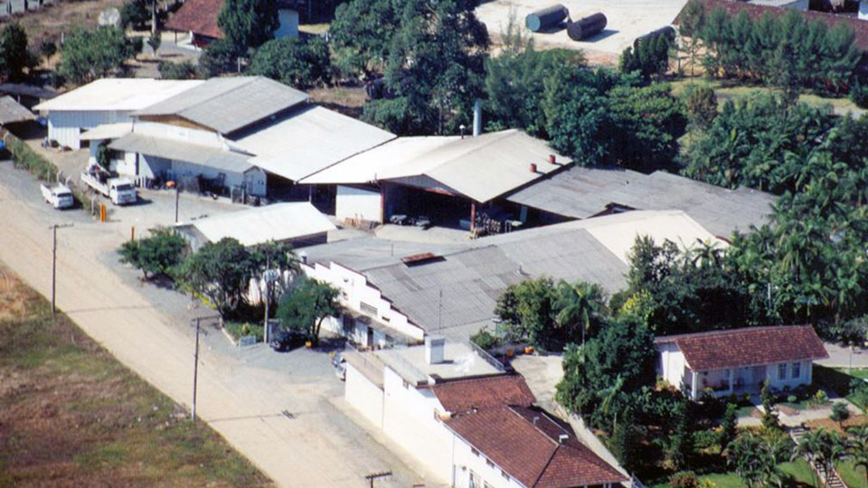Ampliação da antiga fábrica para atender a crescente demanda de equipamentos de pintura (1988)